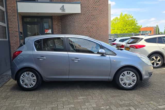 Opel Corsa (2008) thumbnail 3