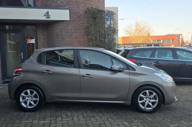 Peugeot 208 (2012) thumbnail 3