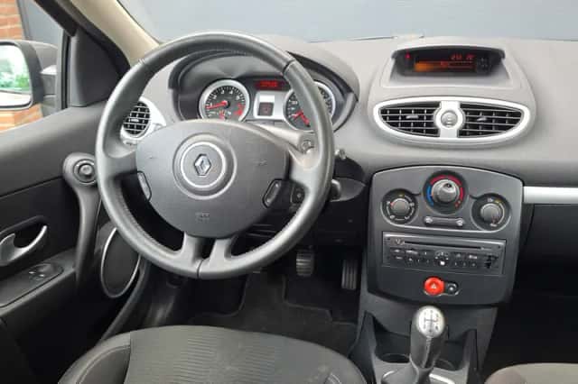 Renault Clio (2010) thumbnail 2