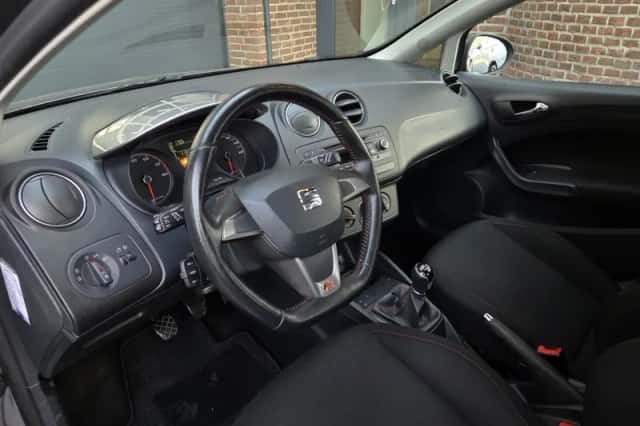 SEAT Ibiza (2015) thumbnail 2