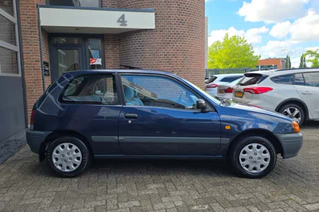 Toyota Starlet (1998) thumbnail 3