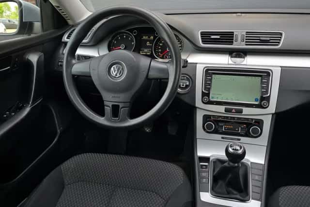 Volkswagen Passat (2011) thumbnail 2