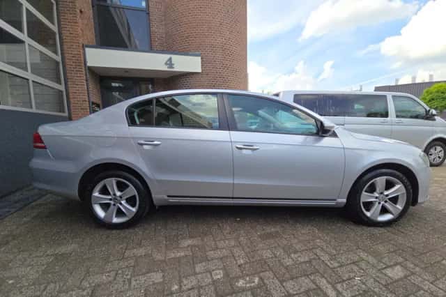 Volkswagen Passat (2011) thumbnail 3