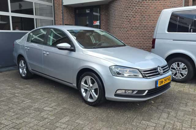 Volkswagen Passat (2011) thumbnail 4