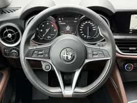 Alfa Romeo Stelvio (2018) thumbnail 17