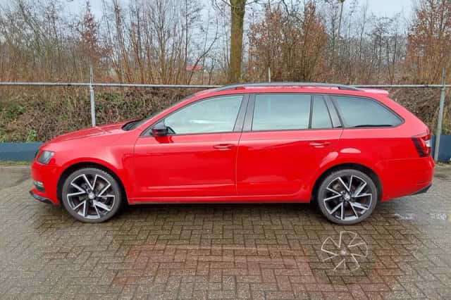 Škoda Octavia (2019) thumbnail 3