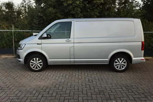 Volkswagen Transporter (2018) thumbnail 3