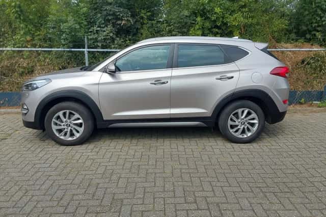 Hyundai Tucson (2015) thumbnail 3