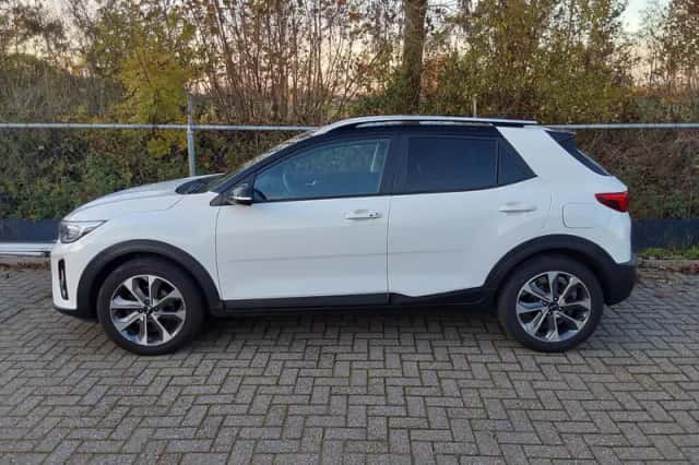 Kia Stonic (2018) thumbnail 3