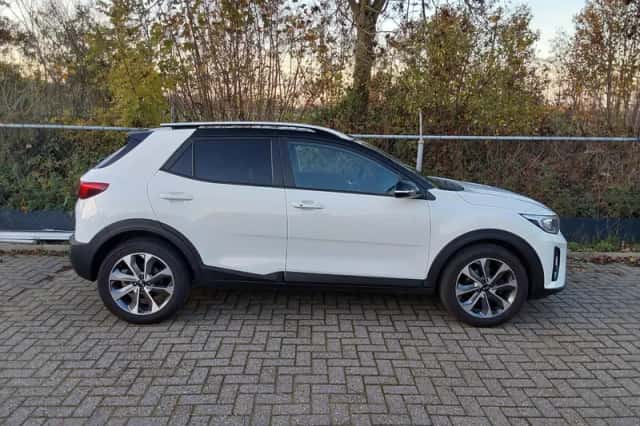 Kia Stonic (2018) thumbnail 4