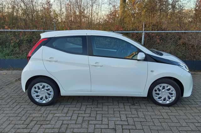 Toyota Aygo (2021) thumbnail 4