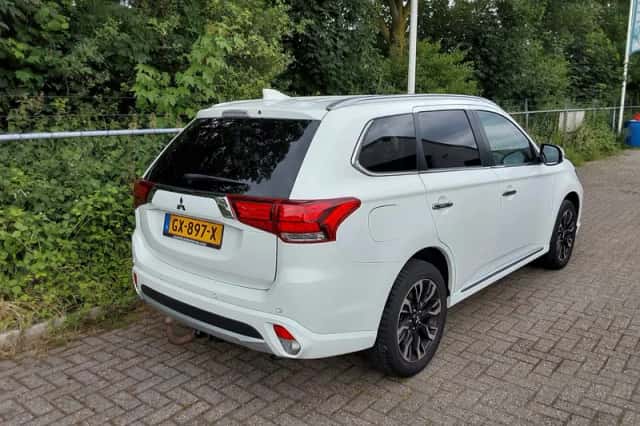 Mitsubishi Outlander (2015) thumbnail 2