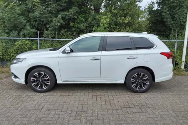 Mitsubishi Outlander (2015) thumbnail 3