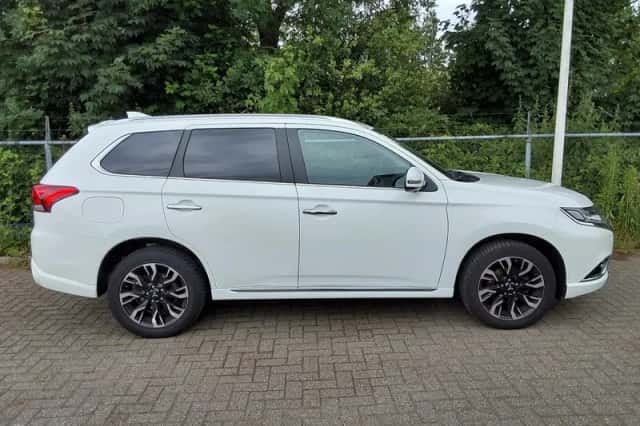 Mitsubishi Outlander (2015) thumbnail 4