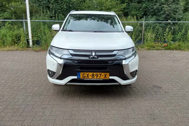 Mitsubishi Outlander (2015) thumbnail 5