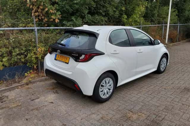 Toyota Yaris (2022) thumbnail 2