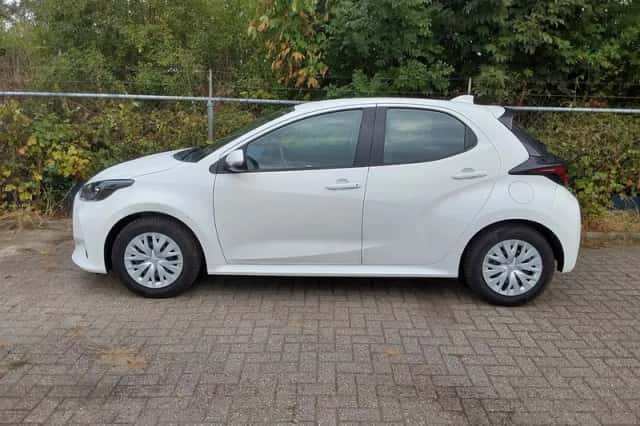 Toyota Yaris (2022) thumbnail 3
