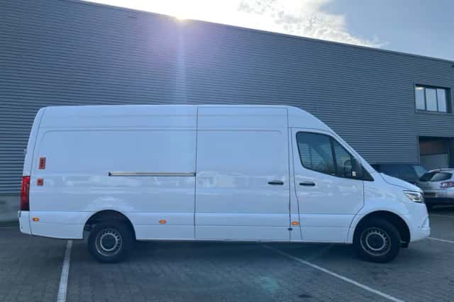 Mercedes-Benz Sprinter (2023) thumbnail 2