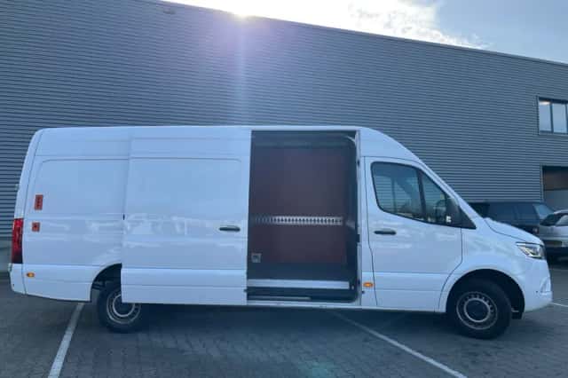Mercedes-Benz Sprinter (2023) thumbnail 3