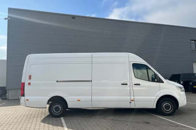 Mercedes-Benz Sprinter (2023) thumbnail 2