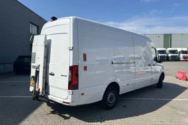Mercedes-Benz Sprinter (2023) thumbnail 2