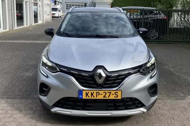 Renault Captur (2022) thumbnail 2