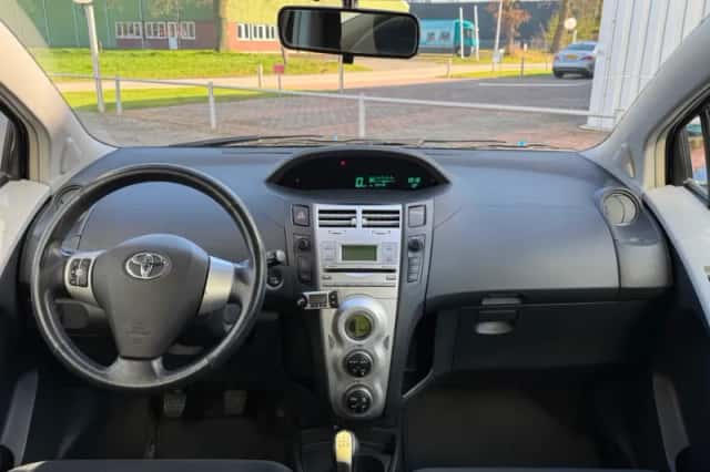 Toyota Yaris (2006) thumbnail 2