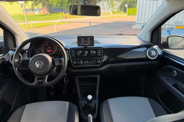 Volkswagen Up! (2012) thumbnail 2