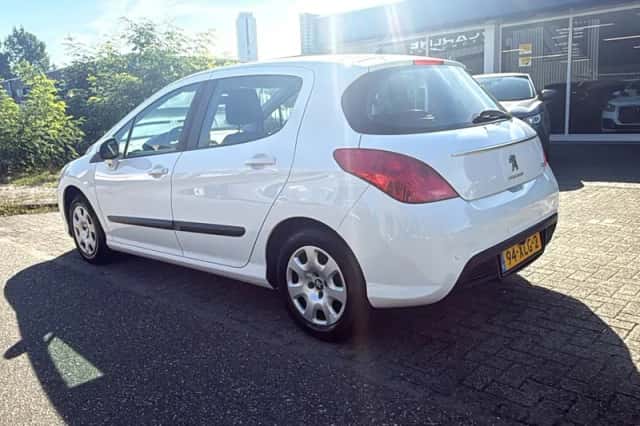Peugeot 308 (2012) thumbnail 3