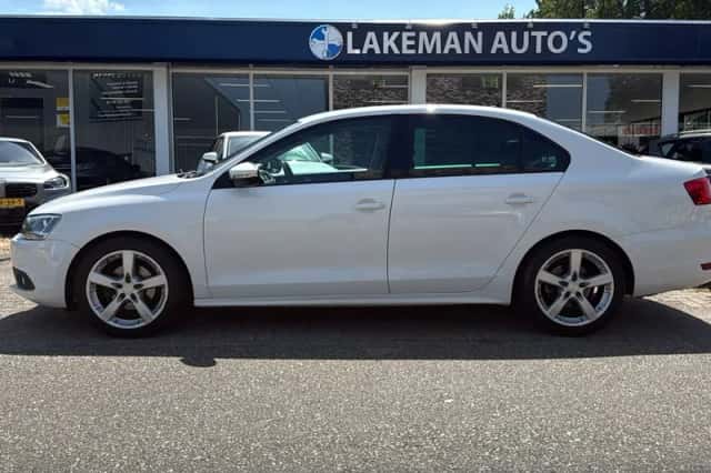 Volkswagen Jetta (2011) thumbnail 2