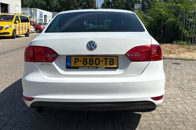 Volkswagen Jetta (2011) thumbnail 4