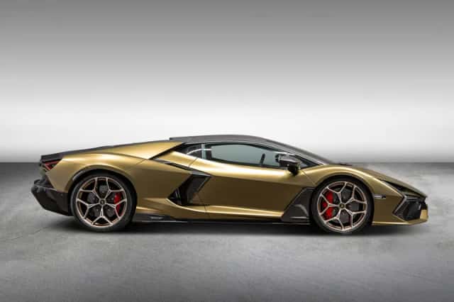 Lamborghini Revuelto (2025) thumbnail 2