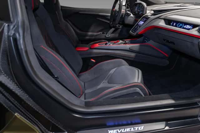 Lamborghini Revuelto (2025) thumbnail 6