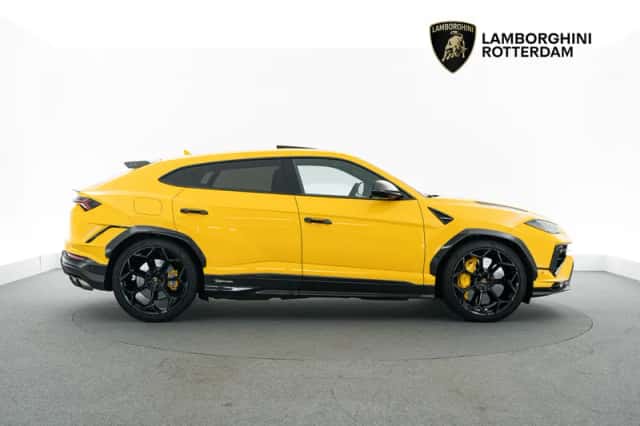 Lamborghini Urus (2023) thumbnail 2
