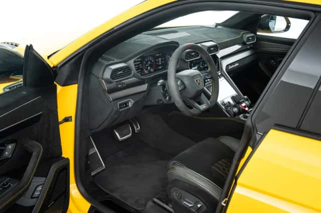 Lamborghini Urus (2023) thumbnail 6