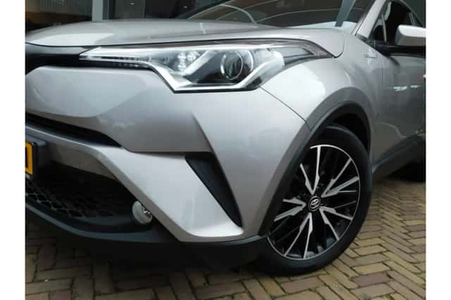 Toyota C-HR (2018) thumbnail 2