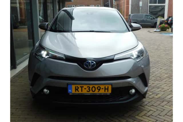 Toyota C-HR (2018) thumbnail 3