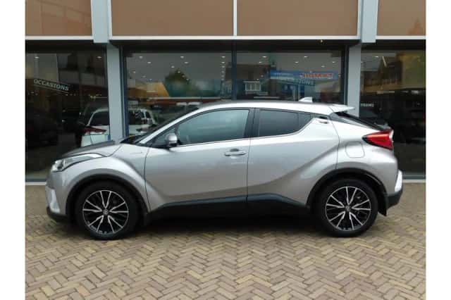 Toyota C-HR (2018) thumbnail 4