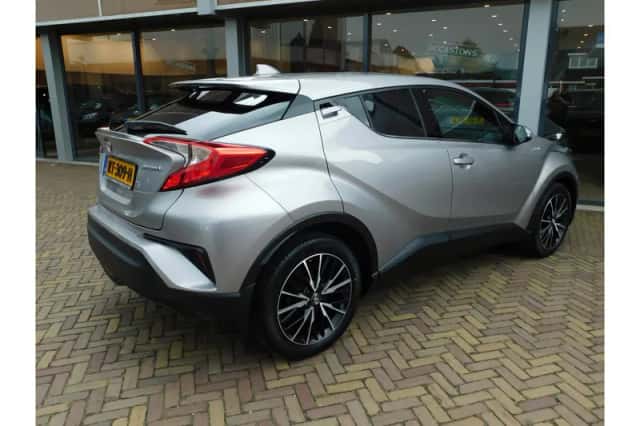 Toyota C-HR (2018) thumbnail 6