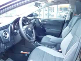 Toyota Auris (2016) thumbnail 11