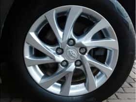 Toyota Auris (2016) thumbnail 8