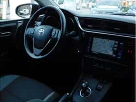 Toyota Auris (2016) thumbnail 9