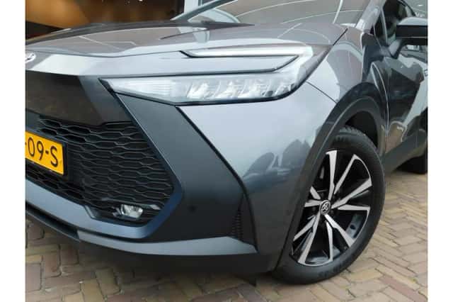 Toyota C-HR (2025) thumbnail 2
