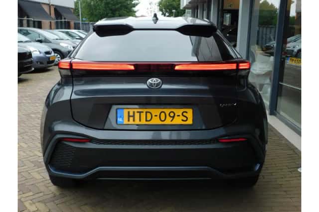 Toyota C-HR (2025) thumbnail 5
