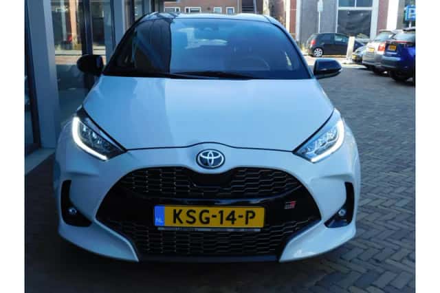 Toyota Yaris (2022) thumbnail 3