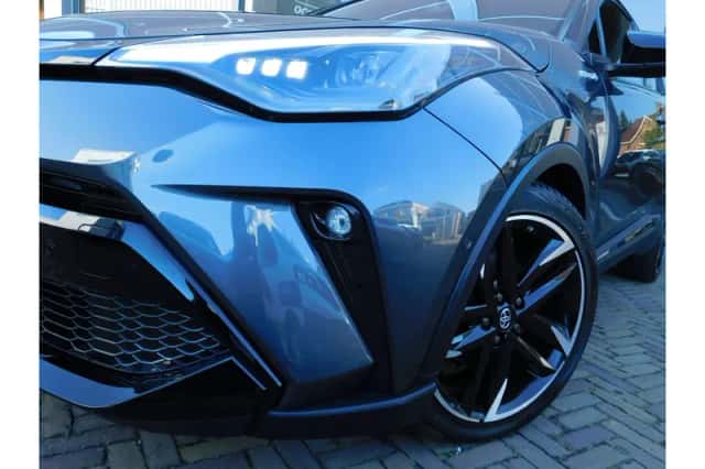 Toyota C-HR (2023) thumbnail 2