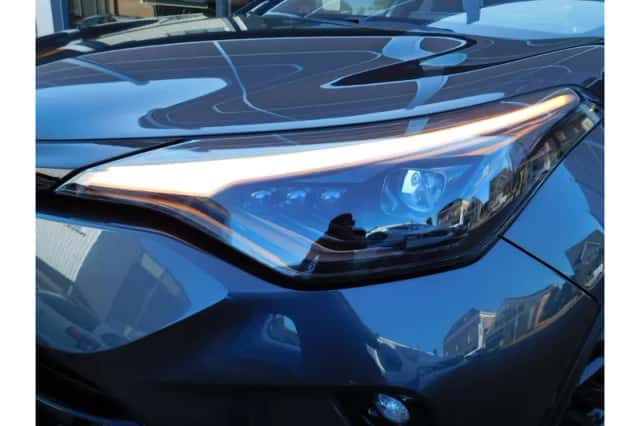 Toyota C-HR (2023) thumbnail 3
