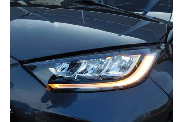 Toyota Yaris (2021) thumbnail 3