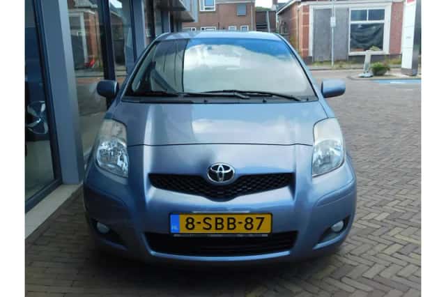 Toyota Yaris (2011) thumbnail 3