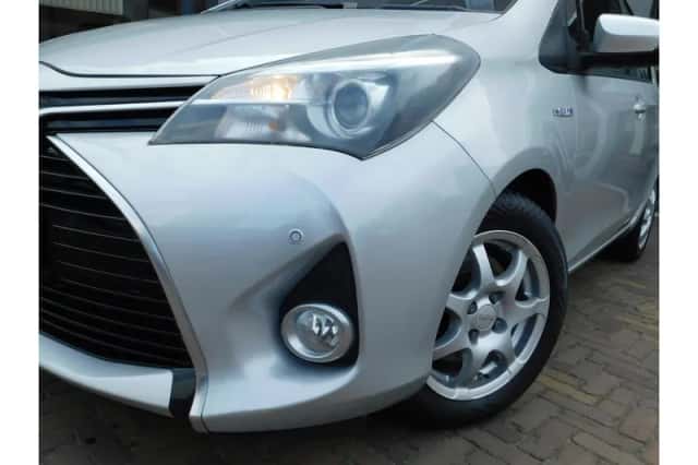 Toyota Yaris (2015) thumbnail 2